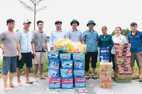 Phụ nữ Bắc Ninh tích cực cứu trợ người dân vùng lũ