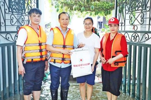 Phó Chủ tịch Thường trực UBND tỉnh Mai Sơn tặng quà người dân bị ảnh hưởng mưa lũ tại xã Ngọc Thiện