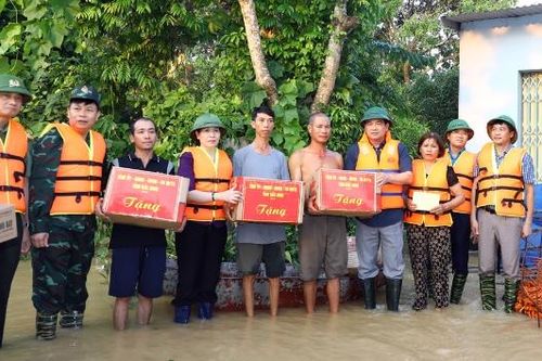 Bí thư Tỉnh ủy Nguyễn Hồng Thái thăm, tặng quà người dân xã Kép bị ảnh hưởng bởi mưa lũ