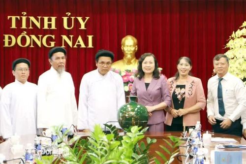 Phó Bí thư Tỉnh ủy Huỳnh Thị Hằng tiếp đoàn Hội Thánh Cao Đài Ban Chỉnh đạo