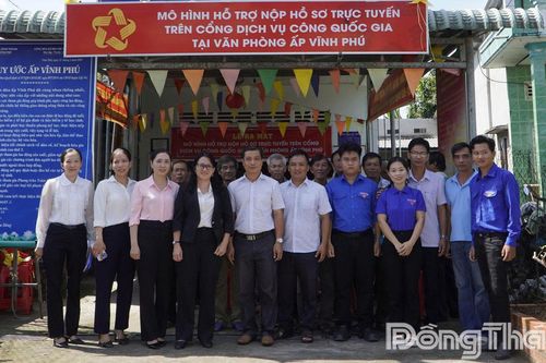 Xã Lấp Vò: Thí điểm mô hình 'Hỗ trợ nộp hồ sơ trực tuyến trên Cổng dịch vụ công quốc gia tại văn phòng ấp'