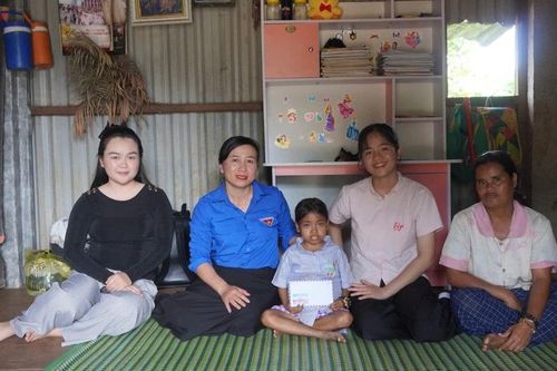 Trao gần 21 triệu đồng hỗ trợ cháu bé bị xơ gan ở xã Biển Hồ