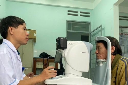 Trên 300 người cao tuổi Gia Lai được khám sàng lọc các bệnh lý về mắt