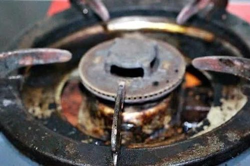 Làm sạch bếp gas nhanh chóng với mẹo nước cơm không cần hóa chất