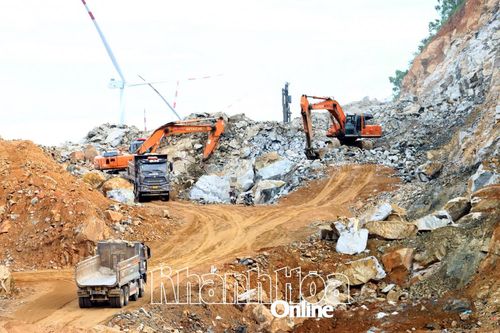 Khẩn trương thi công tuyến đường đến cảng Cà Ná
