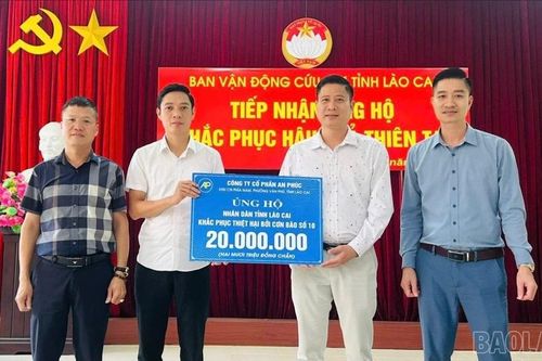 Các doanh nghiệp ủng hộ 70 triệu đồng giúp Nhân dân trong tỉnh khắc phục hậu quả bão số 10