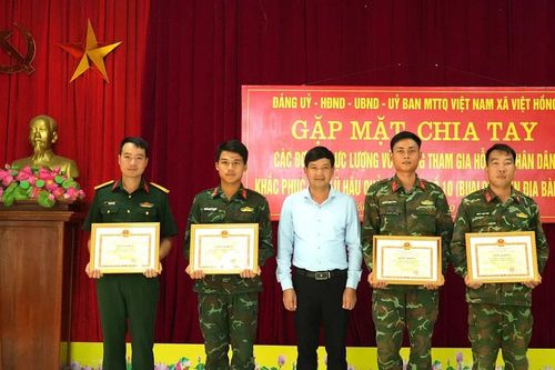 Việt Hồng khen thưởng 4 tập thể và 118 cá nhân tiêu biểu trong khắc phục hậu quả bão số 10