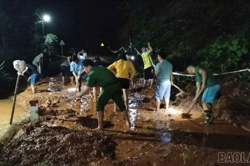 Xã Phong Hải: Phát huy tinh thần 4 tại chỗ cùng Nhân dân xuyên đêm khắc phục sạt lở đất