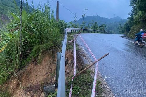 Quốc lộ 70 đoạn qua xã Phúc Khánh, Bảo Yên xuất hiện nhiều điểm sạt lở nguy hiểm