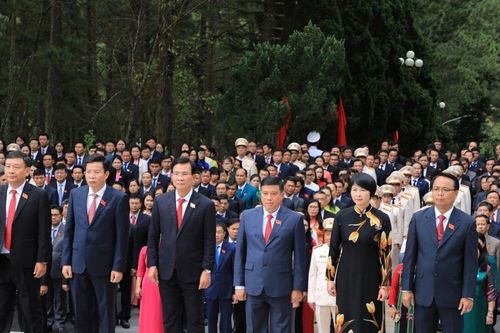 Đại biểu dự Đại hội Đảng bộ tỉnh Lâm Đồng dâng hương, tưởng niệm tại Nghĩa trang liệt sĩ