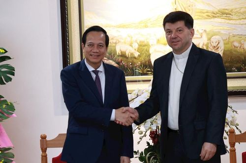 Bộ trưởng Đào Ngọc Dung gặp gỡ Tổng Giám mục Marek Zalewski tại Đà Lạt