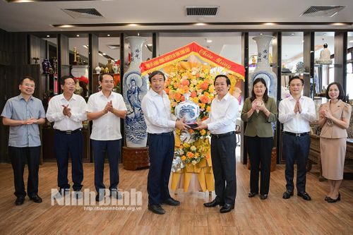 Đồng chí Phó Bí thư Tỉnh ủy, Chủ tịch UBND tỉnh Phạm Quang Ngọc chúc mừng một số doanh nghiệp, doanh nhân tiêu biểu