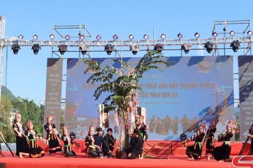 Trình diễn Lễ hội Pang A