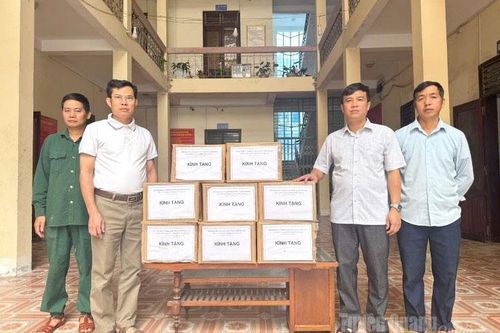 Tặng 5.000 vở viết cho học sinh vùng lũ