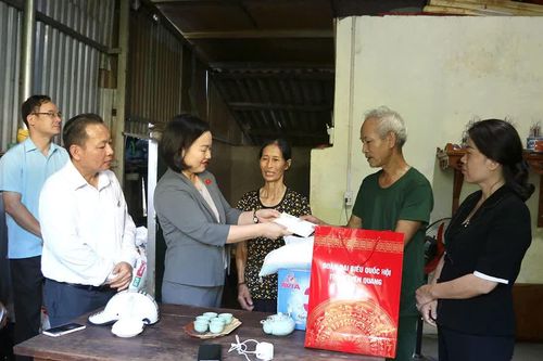 Đoàn Đại biểu Quốc hội tỉnh thăm hỏi, tặng quà các hộ bị thiệt hại nặng sau lũ