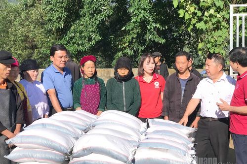 Trao hơn 200 suất quà cho người dân thôn Má Lầu A, xã Lũng Cú phải di dời chỗ ở