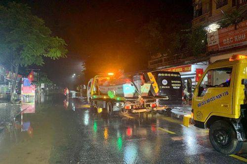 Hàng nghìn người ứng trực suốt đêm bảo vệ an toàn đê Hà Châu