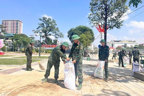 Hàng trăm bộ đội tham gia khắc phục hậu quả sau mưa lũ