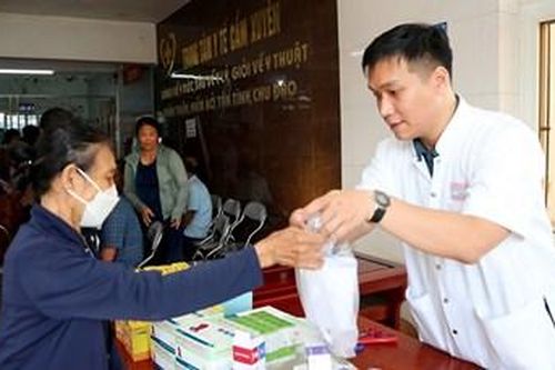 Bệnh viện Trung ương Huế khám, cấp thuốc miễn phí cho hơn 600 người dân Hà Tĩnh