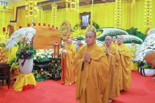 Báo Giác Ngộ và các phái đoàn viếng tang Trưởng lão Hòa thượng Thích Trí Tịnh