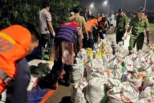 Hàng nghìn người trắng đêm hộ đê, chống lũ tại Bắc Ninh