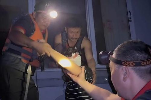 Từ Lào Cai đến Thái Nguyên, hành trình nặng nghĩa tình hướng về vùng lũ