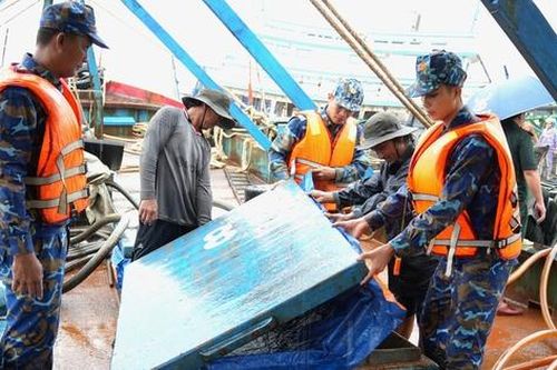 Cà Mau: Phát hiện hai tàu cá vận chuyển gần 90.000 lít dầu DO trái phép