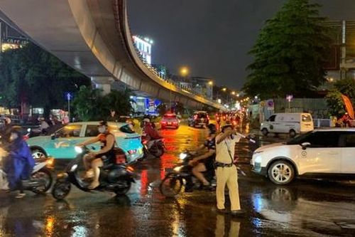 TP.HCM: Mưa lớn liên tiếp, CSGT ứng trực 24/24h hỗ trợ người dân vùng ngập