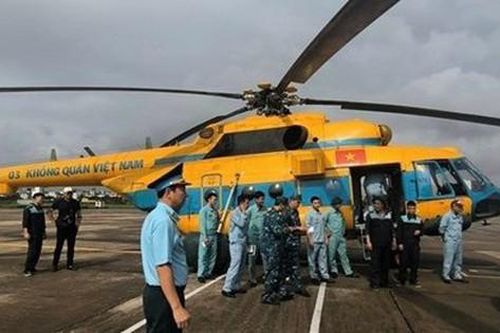 'Đường bay nhân đạo' vượt mưa lũ đưa hàng cứu trợ đến với đồng bào vùng cao