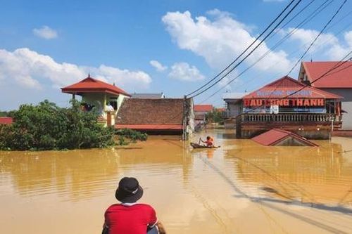 Hà Nội: Thức xuyên đêm giữ đê, bảo vệ dân khi lũ sông Cầu bủa vây