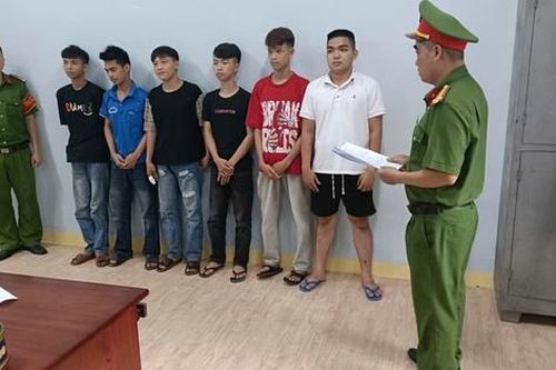 Bắt giam nhóm 6 đối tượng vô cớ dùng dao chém người đi đường