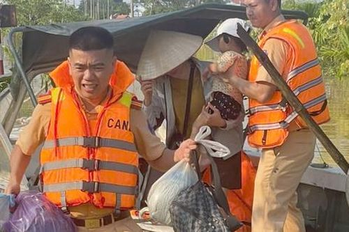 Công an, quân đội sơ tán hơn 300 người khỏi vùng ngập lụt ở ngoại thành Hà Nội