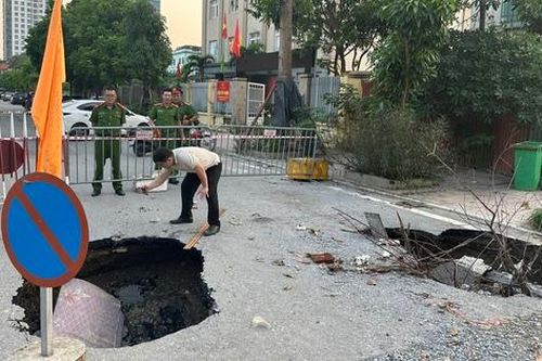 Hà Nội: Xe tải sụp hố sâu ở Trần Cung, xe cứu hộ đến nơi lại sụp hố khác