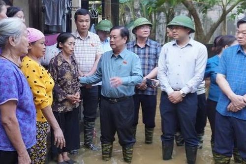 Phó Chủ tịch Quốc hội Lê Minh Hoan thăm, động viên người dân vùng lũ tại Thái Nguyên