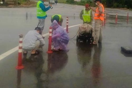 Khẩn trương lắp đặt tạm cọc tiêu mềm hướng dẫn, phân làn đường tại đảo nút giao QL9A