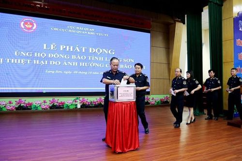 Hải quan khu vực VI quyên góp ủng hộ người dân tỉnh Lạng Sơn bị thiệt hại do cơn bão số 11