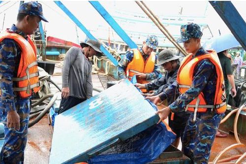 Hai tàu cá chở hơn 110.000 lít dầu DO không có hóa đơn, chứng từ