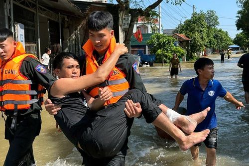 Cảnh sát Cơ động vượt đêm giông bão, vận chuyển hàng cứu trợ đến các xã bị cô lập ở tỉnh Thái Nguyên