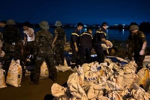 Công an tỉnh Bắc Ninh xuyên đêm hộ đê, cứu dân trong mưa lũ
