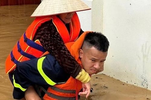 Công an Thái Nguyên căng mình hộ đê, hỗ trợ di dời người dân ra khỏi vùng ngập lụt