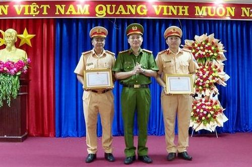 Khen thưởng 2 cán bộ CSGT có thành tích bắt tội phạm ma túy