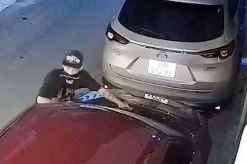 Hai tên trộm liều lĩnh bẻ hàng loạt cần gạt nước ô tô