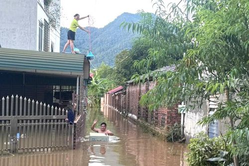 Tổ đảng 213 tổ dân phố Sông Hiến 5 trao 100 suất cơm cho người dân