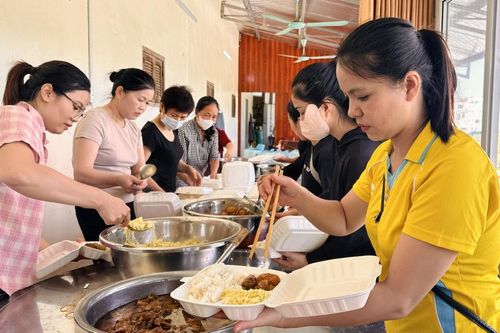 Nhà thờ giáo xứ Thanh Sơn hỗ trợ hơn 2.000 suất cơm cho người dân chịu ảnh hưởng bởi mưa lũ