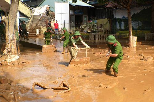 Công an tỉnh tham gia tổng vệ sinh môi trường, khắc phục hậu quả bão số 11