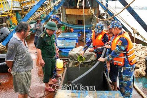 Liên tiếp phát hiện 2 tàu cá vận chuyển gần 90.000 lít dầu trái phép