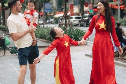 Khi mẹ bỉm Vbiz nuôi con lai Tây 'chạy show': Hà Anh chu toàn mọi thứ, Lan Phương cho ái nữ ti sữa ở trường quay