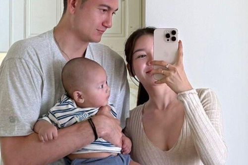 Có con với thủ môn Đặng Văn Lâm lương 400 triệu đồng/tháng, hotgirl vẫn một tay bế con một tay tự làm việc nhà