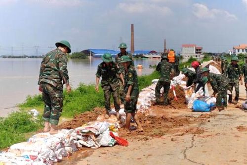Lũ sông Cầu đạt đỉnh, 2.000 người vật lộn từ sáng đến đêm gia cố đê ở Bắc Ninh
