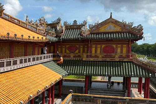 Di tích là 'biểu tượng' du lịch Huế bạc màu sơn son: Xử lý thế nào?